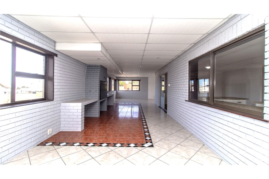 7 Bedroom Property for Sale in Loevenstein Western Cape
